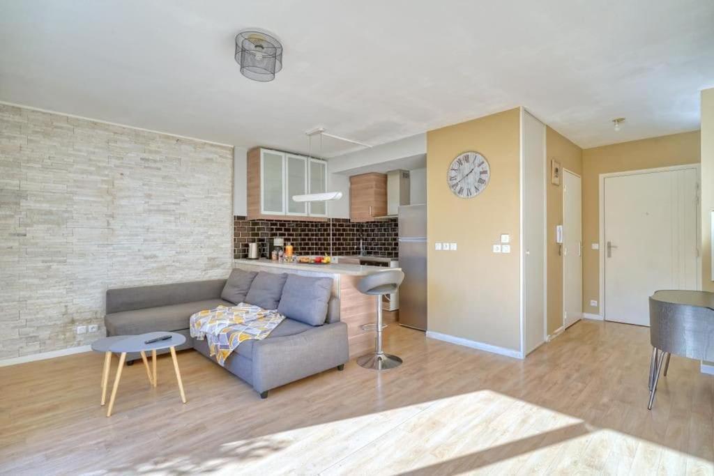 Charmant Studio Avec Terrasse Et Parking Corbeil-Essonnes Eksteriør bilde
